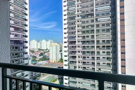 Apartamento à venda com 50m², 2 quartos e 1 vagaVista panorâmica da cidade de São Paulo, com edifícios altos e uma quadra de futsal no pátio.