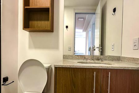 Apartamento à venda com 50m², 2 quartos e 1 vagaBanheiro com pia e vaso sanitário, com armário e espelho, em ambiente moderno e limpo.
