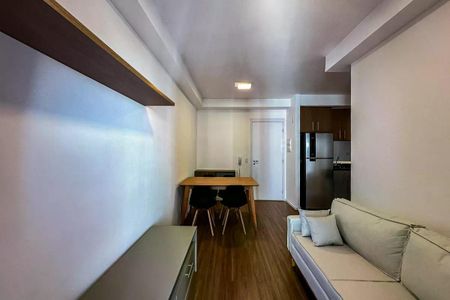 Sala de estar com sofá e mesa de jantar, com iluminação natural e boa qualidade de iluminação artificial. de apartamento à venda com 2 quartos, 50m² em Quarta Parada, São Paulo