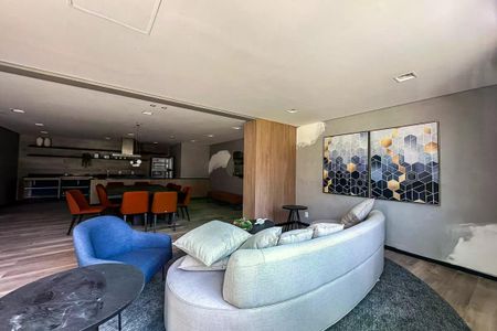 Sala de estar com sofá, mesa e cadeiras, e quadro de arte na parede. de apartamento à venda com 2 quartos, 50m² em Quarta Parada, São Paulo