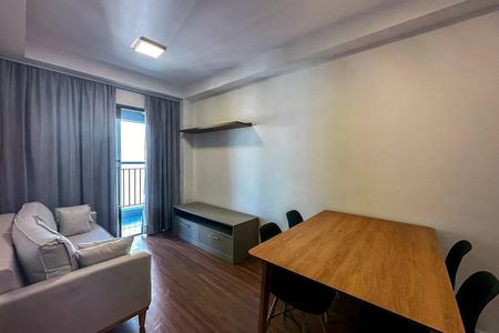 Sala de estar com sofá e mesa de madeira, com vista para a varanda. de apartamento à venda com 2 quartos, 50m² em Quarta Parada, São Paulo