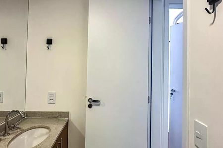Apartamento à venda com 50m², 2 quartos e 1 vagaBanheiro com pia e espelho, com iluminação adequada e acabamento em porcelanato.