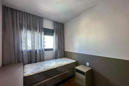 Apartamento à venda com 50m², 2 quartos e 1 vagaQuarto simples com cama de solteiro e cortinas claras, iluminado por uma janela pequena.