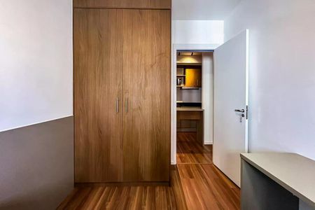Cabinete de madeira com duas portas e duas gavetas, com iluminação adequada. de apartamento à venda com 2 quartos, 50m² em Quarta Parada, São Paulo