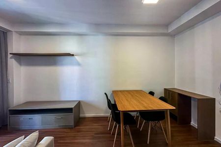 Sala de estar com mesa e cadeiras, prateleiras e armários, piso de madeira e iluminação adequada. de apartamento à venda com 2 quartos, 50m² em Quarta Parada, São Paulo