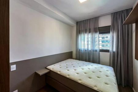 Quarto com cama de casal e cortinas claras, iluminado por uma luz natural. de apartamento à venda com 2 quartos, 50m² em Quarta Parada, São Paulo