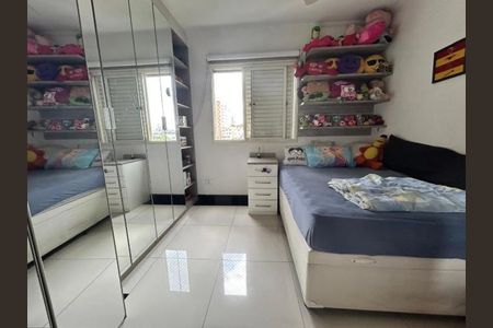 Quarto com cama, armário e espelho, com uma vista para a cidade. de apartamento à venda com 2 quartos, 62m² em Mandaqui, São Paulo