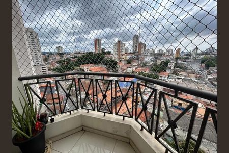 Apartamento à venda com 62m², 2 quartos e 1 vaga Apartamento à venda com 62m², 2 quartos e 1 vagaBalcony com vista para a cidade, com uma planta de cacto e uma garrafa de refrigerante.