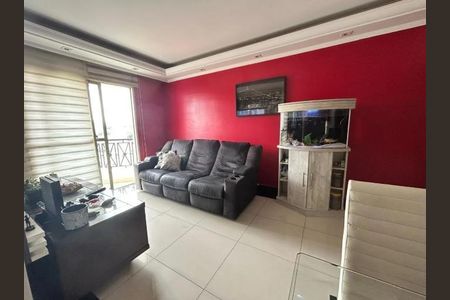 Sala com sofá, mesa e aquário, com vista para a cidade. de apartamento à venda com 2 quartos, 62m² em Mandaqui, São Paulo