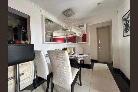 Comedor elegante com mesa de vidro e cadeiras brancas, iluminado por uma lâmpada de cristal. de apartamento à venda com 2 quartos, 62m² em Mandaqui, São Paulo