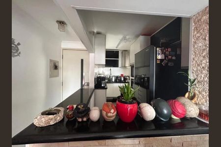 Cozinha com móveis brancos e azuis, iluminada por luz natural e artificial, com um piso de porcelanato e uma bancada de granito. de apartamento à venda com 2 quartos, 62m² em Mandaqui, São Paulo