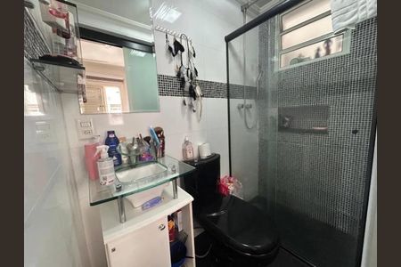 Banheiro com pia de vidro, vaso sanitário preto e chuveiro com cortina de vidro. de apartamento à venda com 2 quartos, 62m² em Mandaqui, São Paulo
