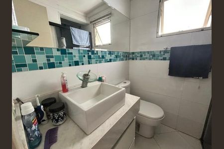 Banheiro com piso de porcelanato, pia de cerâmica e móveis brancos, com uma janela pequena e iluminação boa. de apartamento à venda com 2 quartos, 62m² em Mandaqui, São Paulo