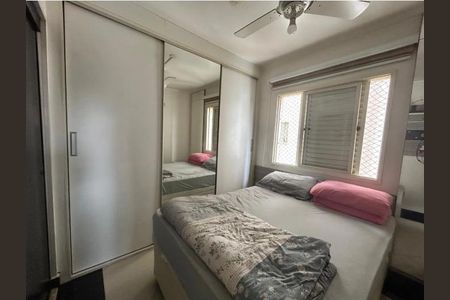 Quarto com cama simples, armário com espelho e janela com persianas de madeira. de apartamento à venda com 2 quartos, 62m² em Mandaqui, São Paulo