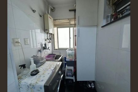 Cozinha com geladeira, fogão e pia, com vista para a rua. de apartamento à venda com 2 quartos, 62m² em Mandaqui, São Paulo