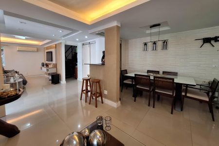 Casa de condomínio à venda com 145m², 3 quartos e 2 vagasSala