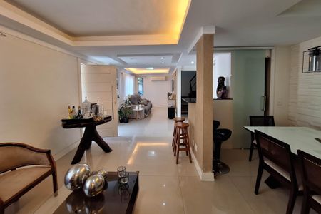 Casa de condomínio à venda com 145m², 3 quartos e 2 vagasSala