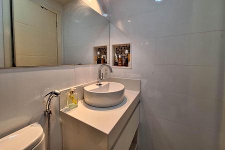 Casa de condomínio à venda com 145m², 3 quartos e 2 vagasBanheiro Social