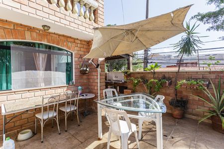 Quintal de casa à venda com 3 quartos, 220m² em Indianópolis, São Paulo