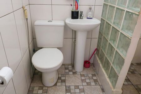 Casa de condomínio para alugar com 244m², 4 quartos e 1 vagaBanheiro - 2º Pavimento