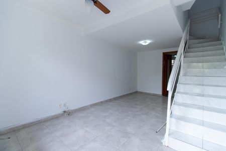 Sala de casa para alugar com 2 quartos, 123m² em Jardim Barbacena, Cotia