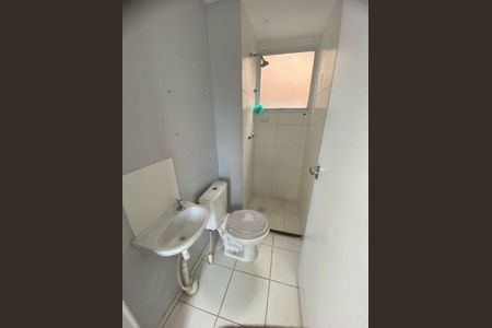 Banheiro de apartamento para alugar com 2 quartos, 35m² em Cerâmica, Nova Iguaçu