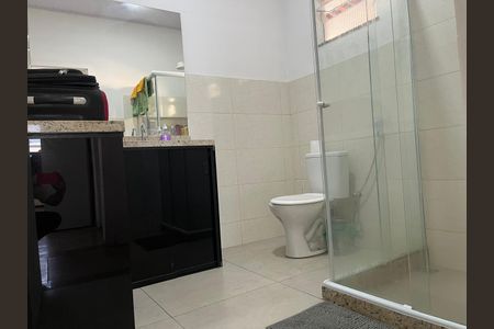 Banheiro de casa à venda com 2 quartos, 90m² em São Domingos, Niterói