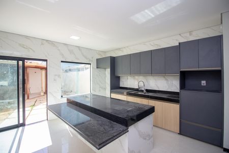 Casa à venda com 240m², 4 quartos e 2 vagasCozinha e Área de Serviço