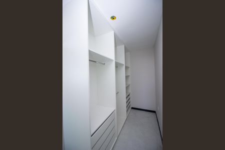 Casa à venda com 240m², 4 quartos e 2 vagasCloset da suíte