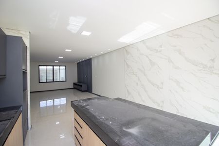 Casa à venda com 240m², 4 quartos e 2 vagasCozinha e Área de Serviço