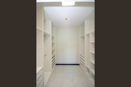 Casa à venda com 240m², 4 quartos e 2 vagasCloset da suíte