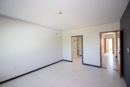 Casa à venda com 240m², 4 quartos e 2 vagasQuarto Suíte