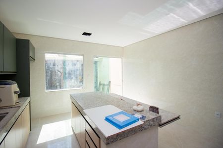 Casa à venda com 240m², 4 quartos e 2 vagasCozinha e Área de Serviço