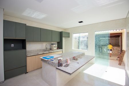 Casa à venda com 240m², 4 quartos e 2 vagasCozinha e Área de Serviço