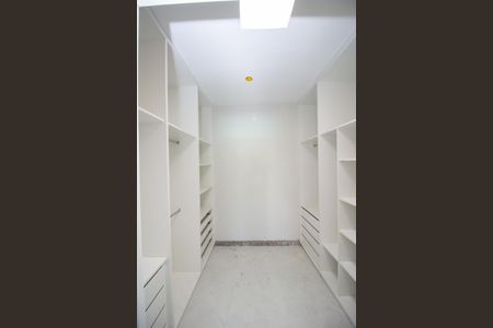 Casa à venda com 240m², 4 quartos e 2 vagasCloset da suíte