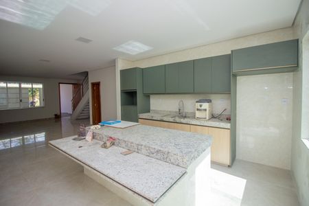 Casa à venda com 240m², 4 quartos e 2 vagasCozinha e Área de Serviço