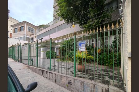 Apartamento à venda com 80m², 2 quartos e 1 vaga Apartamento à venda com 80m², 2 quartos e 1 vagaFachada e portaria
