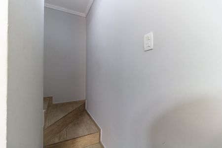 Casa de condomínio à venda com 75m², 2 quartos e 1 vaga Casa de condomínio à venda com 75m², 2 quartos e 1 vagaEscada