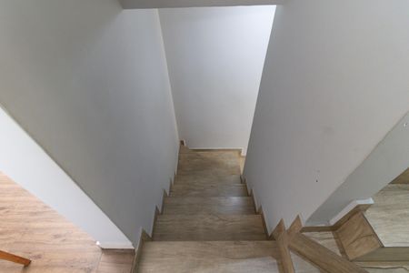 Casa de condomínio à venda com 75m², 2 quartos e 1 vaga Casa de condomínio à venda com 75m², 2 quartos e 1 vagaEscada