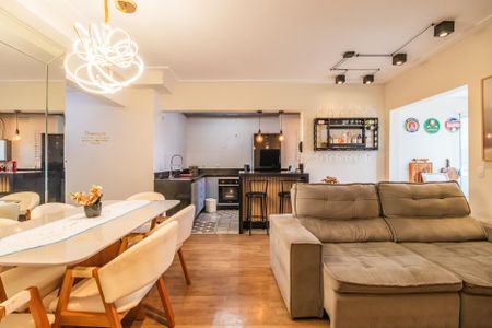 Sala de apartamento à venda com 2 quartos, 74m² em Jardim Tupanci, Barueri