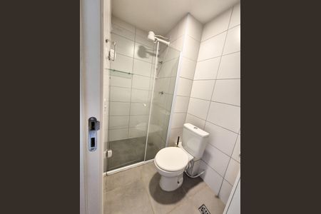 Banheiro de kitnet/studio para alugar com 1 quarto, 21m² em República, São Paulo
