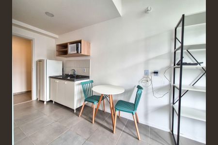 Cozinha  de kitnet/studio para alugar com 1 quarto, 21m² em República, São Paulo