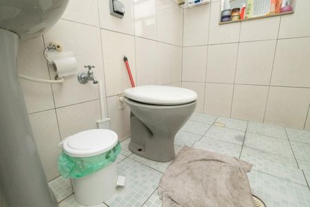 Casa à venda com 300m², 7 quartos e 2 vagas Casa à venda com 300m², 7 quartos e 2 vagasBanheiro 2