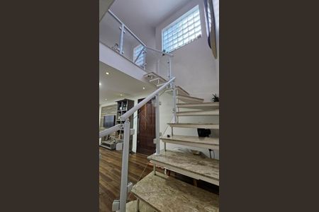 Casa para alugar com 150m², 3 quartos e 2 vagasEscada