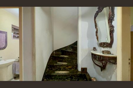 Casa para alugar com 180m², 4 quartos e 2 vagas Casa para alugar com 180m², 4 quartos e 2 vagasEscada