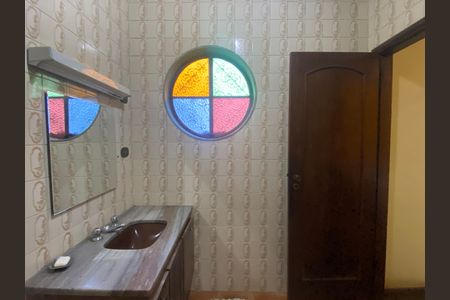 Casa à venda com 500m², 2 quartos e 6 vagasBanheiro da Suíte 2