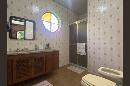 Casa à venda com 500m², 2 quartos e 6 vagasBanheiro da Suíte 2