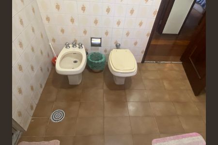 Casa à venda com 500m², 2 quartos e 6 vagasBanheiro da Suíte 2