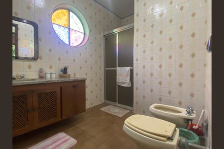 Casa à venda com 500m², 2 quartos e 6 vagasBanheiro da Suíte 2