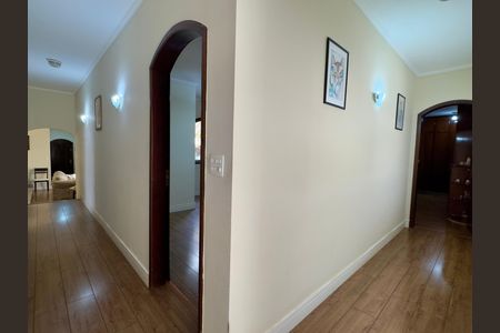 Casa para alugar com 480m², 5 quartos e 4 vagas Casa para alugar com 480m², 5 quartos e 4 vagasCorredor interno